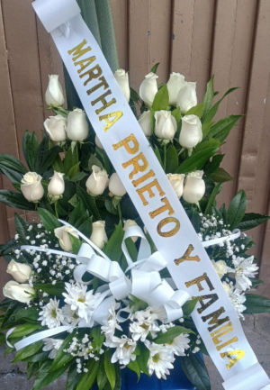 Arreglo de rosas y flores blancas con cinta R40