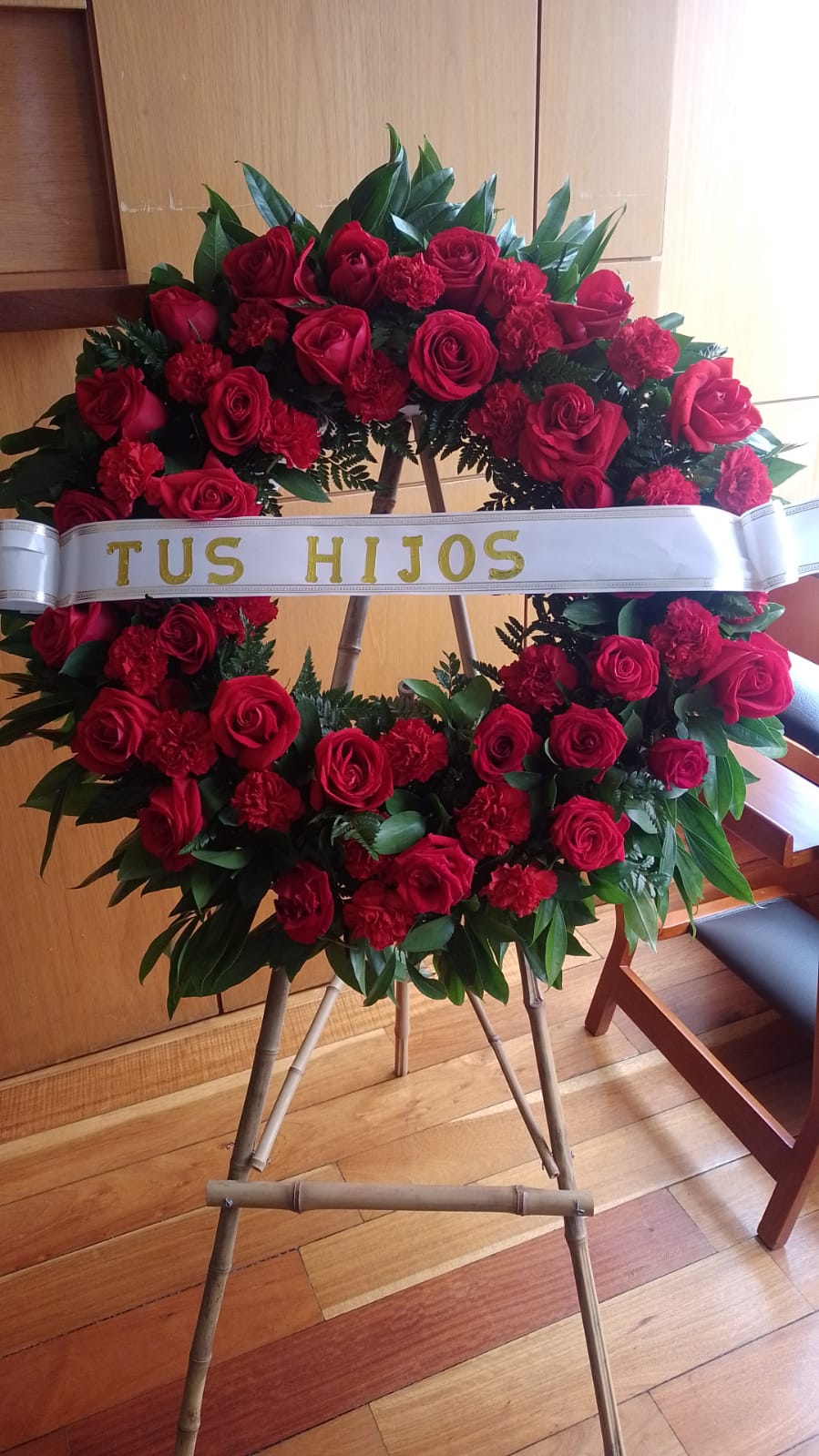Corona fúnebre de rosas rojas y claveles R03