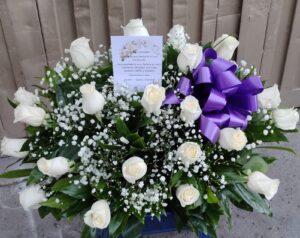 Arreglo funebre obalado por 24 rosas R08