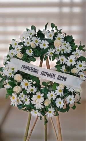 Corona fúnebre rosas y flores blancas (Pompones, margaritas, chirosas) a disponibilidad  R28