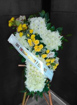 Cruz en flores blancas, rosas  R18