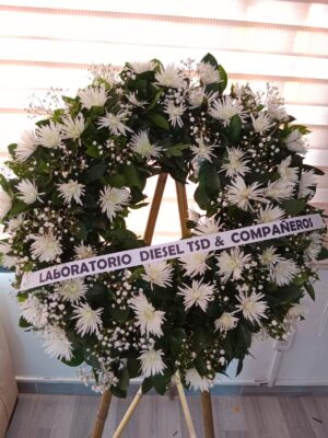 Corona fúnebre de flores blancas ( Pompones, margaritas, chirosas) a disponibilidad  R01